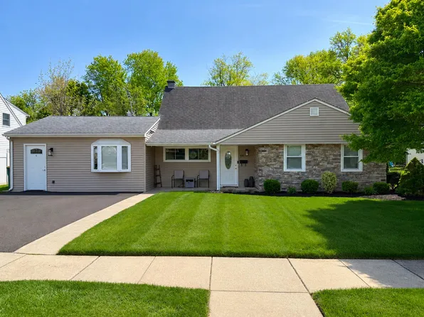 30 Hollow Rd, Levittown, PA 19056