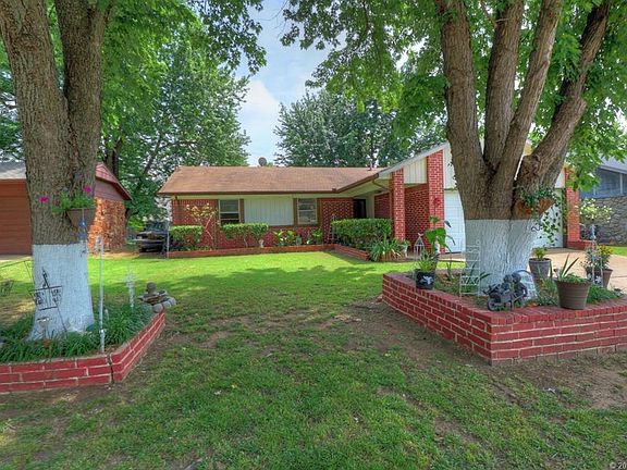2nd image of 404 E 21st Ct