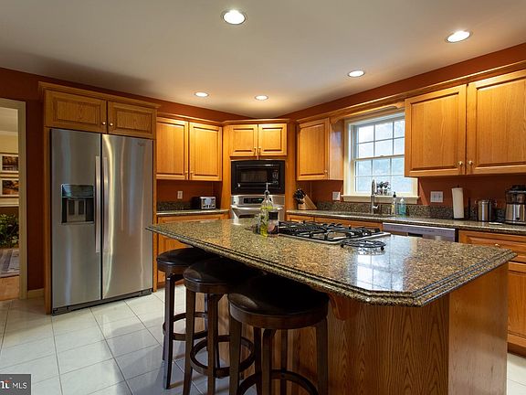 5th image of 215 Falon Ln