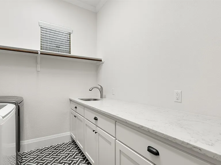 1410 Hart St — Photo 10