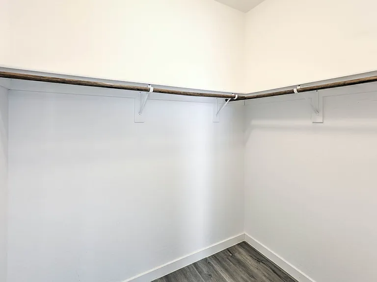 1535 Franklin Ln — Photo 17