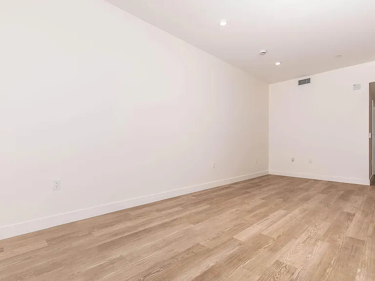 Woodlake Apartments — Photo 25