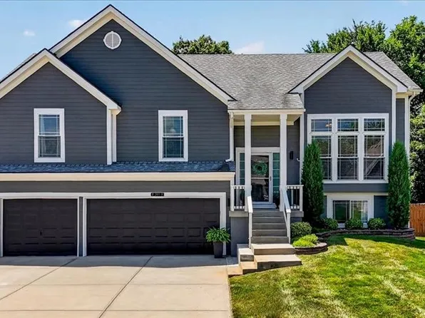 207 Carriage Ct, Smithville, MO 64089