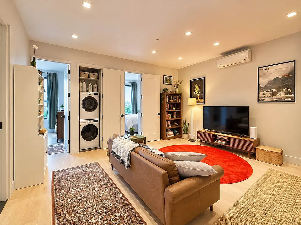 193 Greenpoint Ave #1B