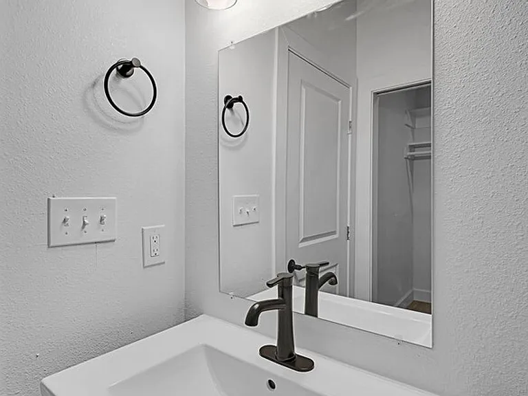 1602 Mitchell Ave — Photo 17
