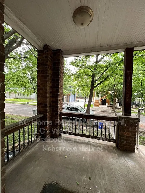 Building Photo - 1112 W 41st Ter #1E
