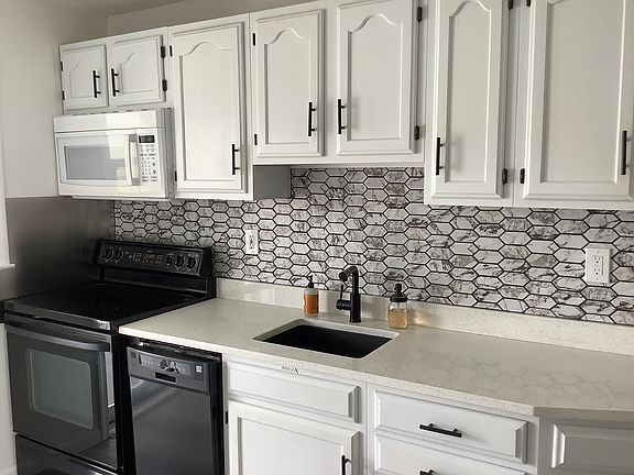 Fresh updated kitchen w/ celing fan light LED under cabinet lighting