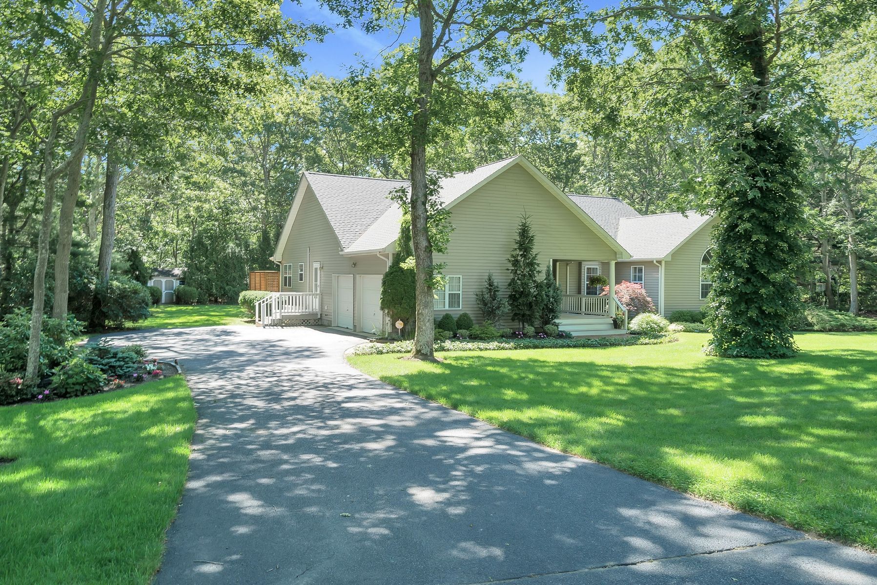 14 Drew Dr in Eastport Out East