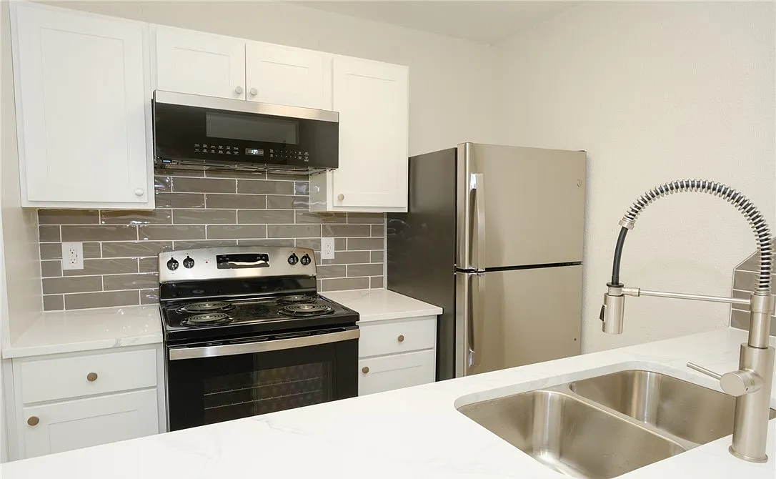 2 bed, 798 sqft, $925 — Photo 1