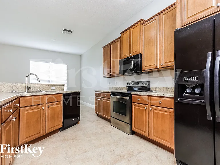 663 Breezeway Ct — Photo 7