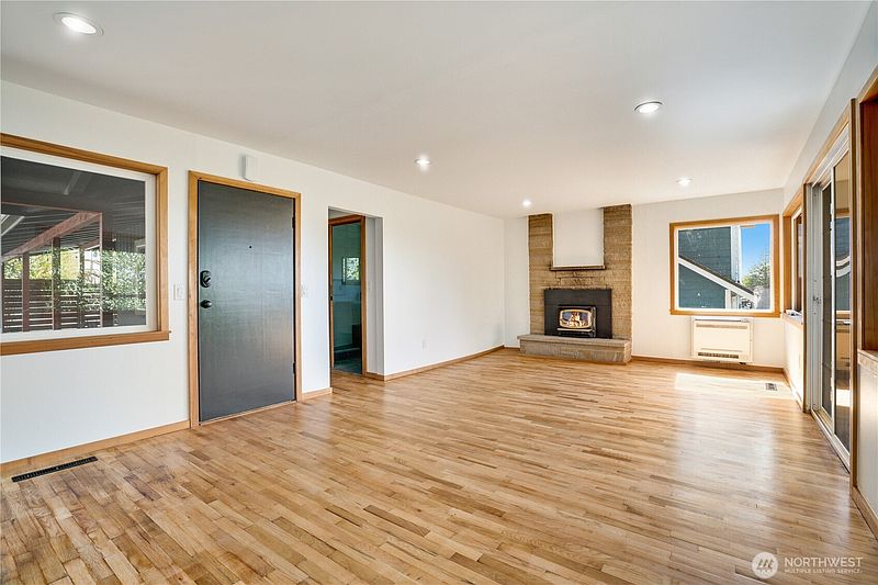 5th image of 1127 Perry Avenue