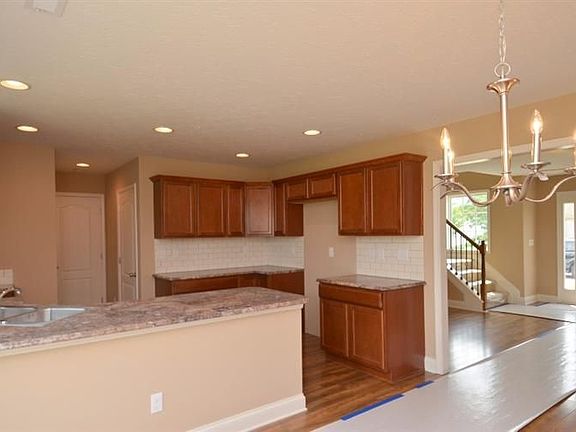 3rd image of 657 Lucille Dr