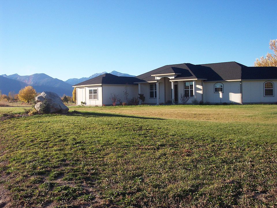 Classic Home with Spectacular Views next to the Hamilton Golf Course!