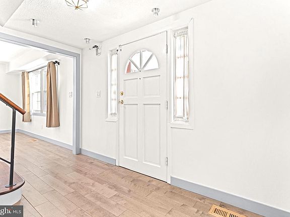 5th image of 8908 Eastbourne Ln