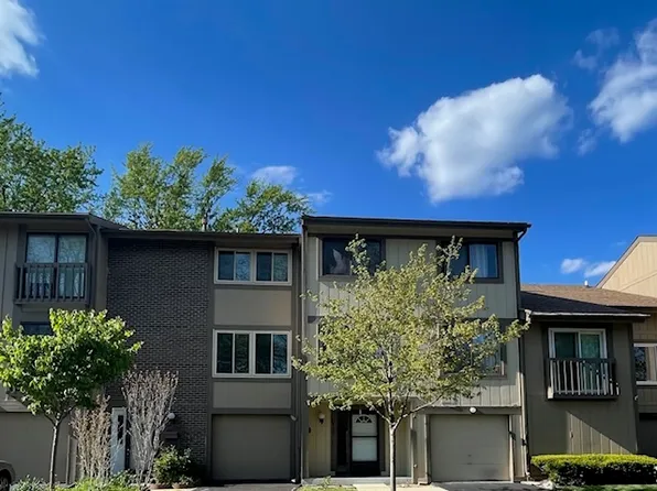 610 E Woodfield Trl, Roselle, IL 60172