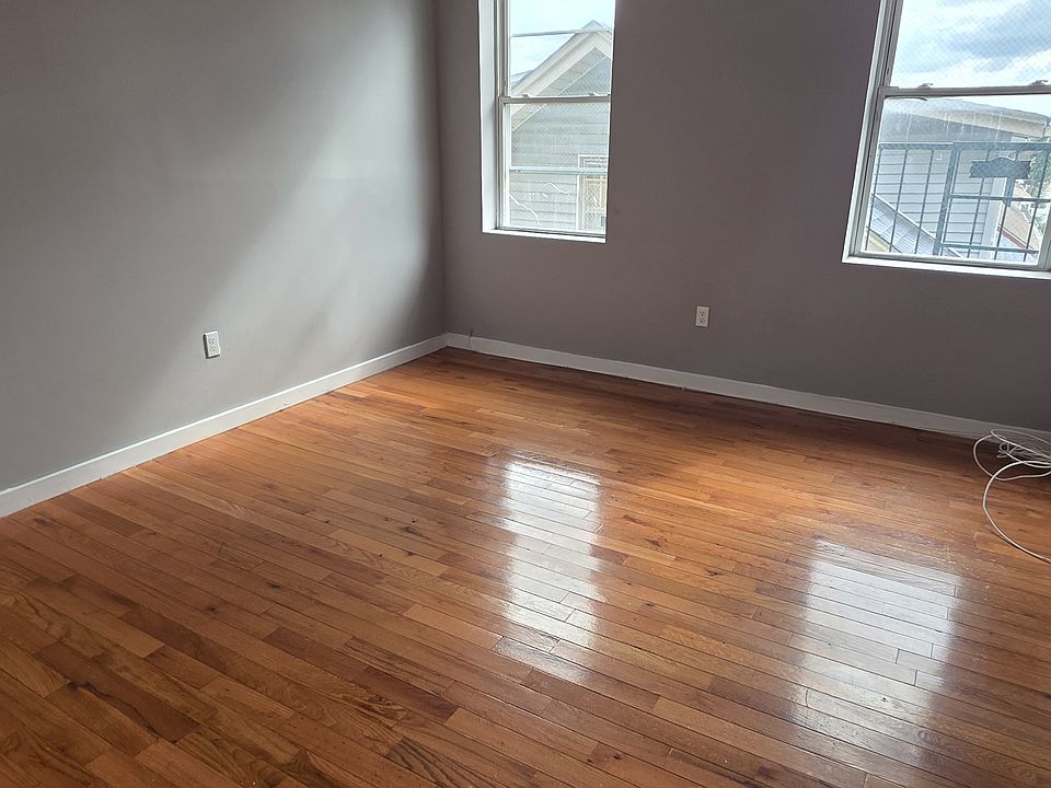 1st image of 178 Van Buren St #4