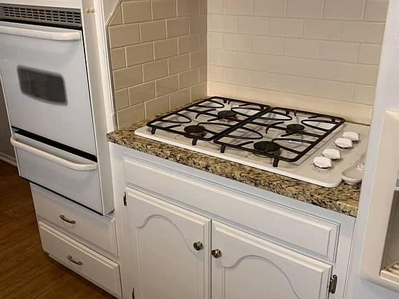 Gas stove. Fridge with water and ice stays.