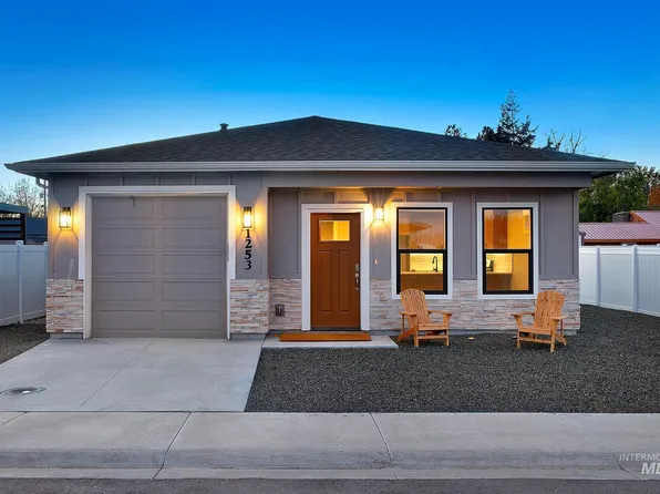 1253 Phillips Cir, Ontario, OR 97914