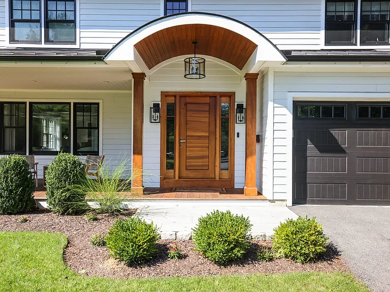 10 Loewen Ct — Photo 2