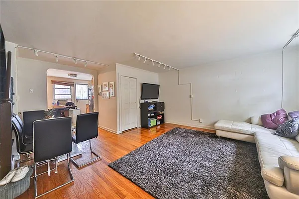 Sold by Remax Edge | media 5