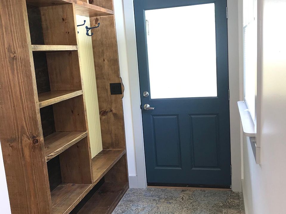Entry storage/coats