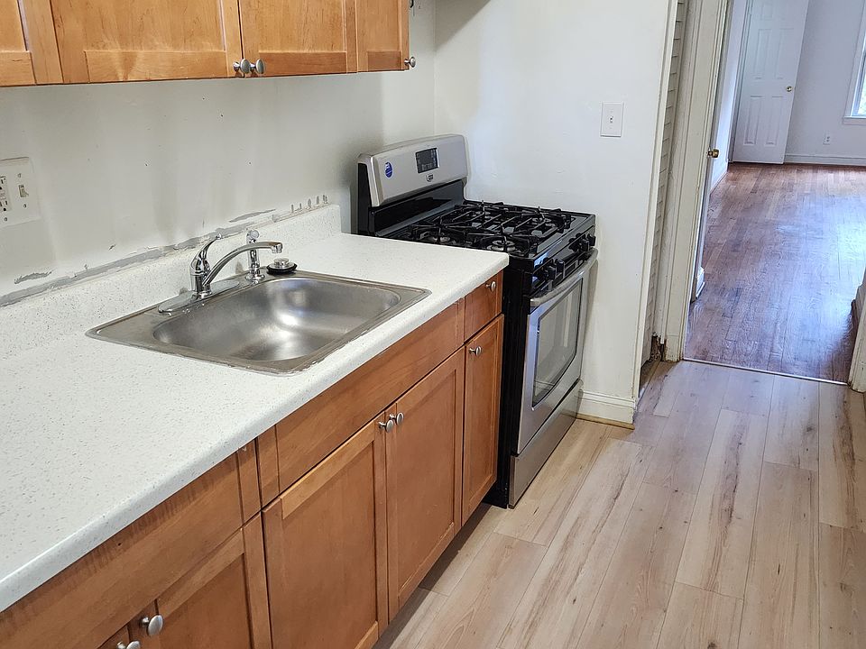2nd image of 331 Parkland Pl SE APT 3