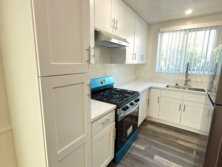 5110 Harold Way Apartments — Photo 5