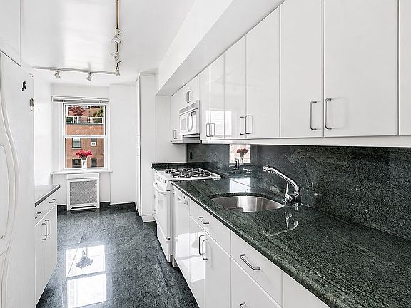 3rd image of 50 Sutton Pl S APT 21L