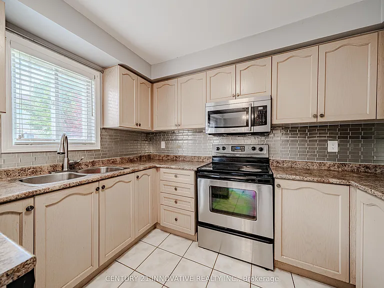 28 Samandria Ave #UPPER — Photo 18