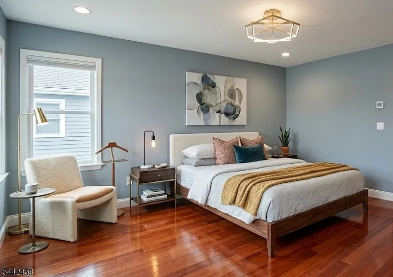 3 bed, 1.0 bath, $2,500 — Photo 2