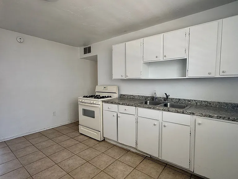 7532 N 21st Ave — Photo 6
