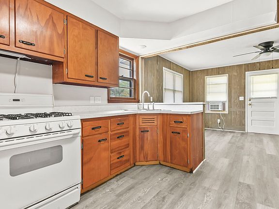 2nd image of 1901 Lee St