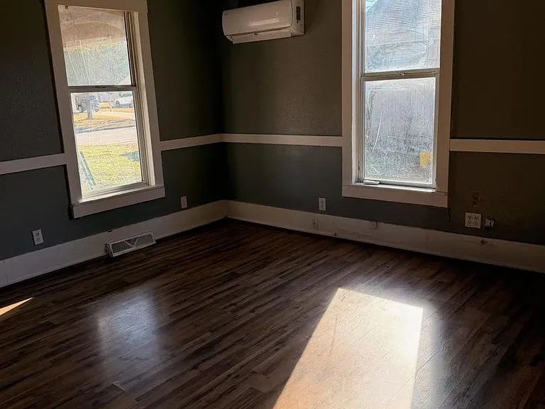 1119 N Main St — Photo 3