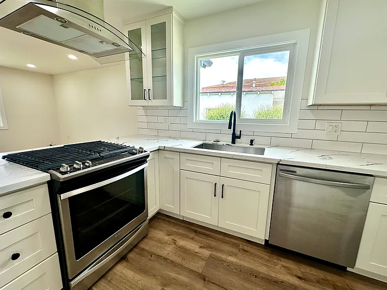 2230 S Grand Ave — Photo 6