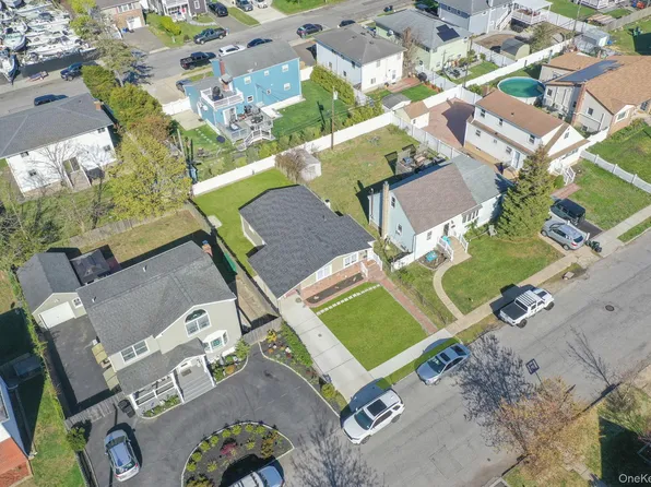 16 Riviera Parkway, Lindenhurst, NY 11757