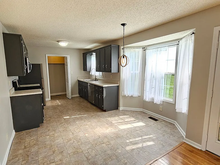 938 Lindsey Dr — Photo 3