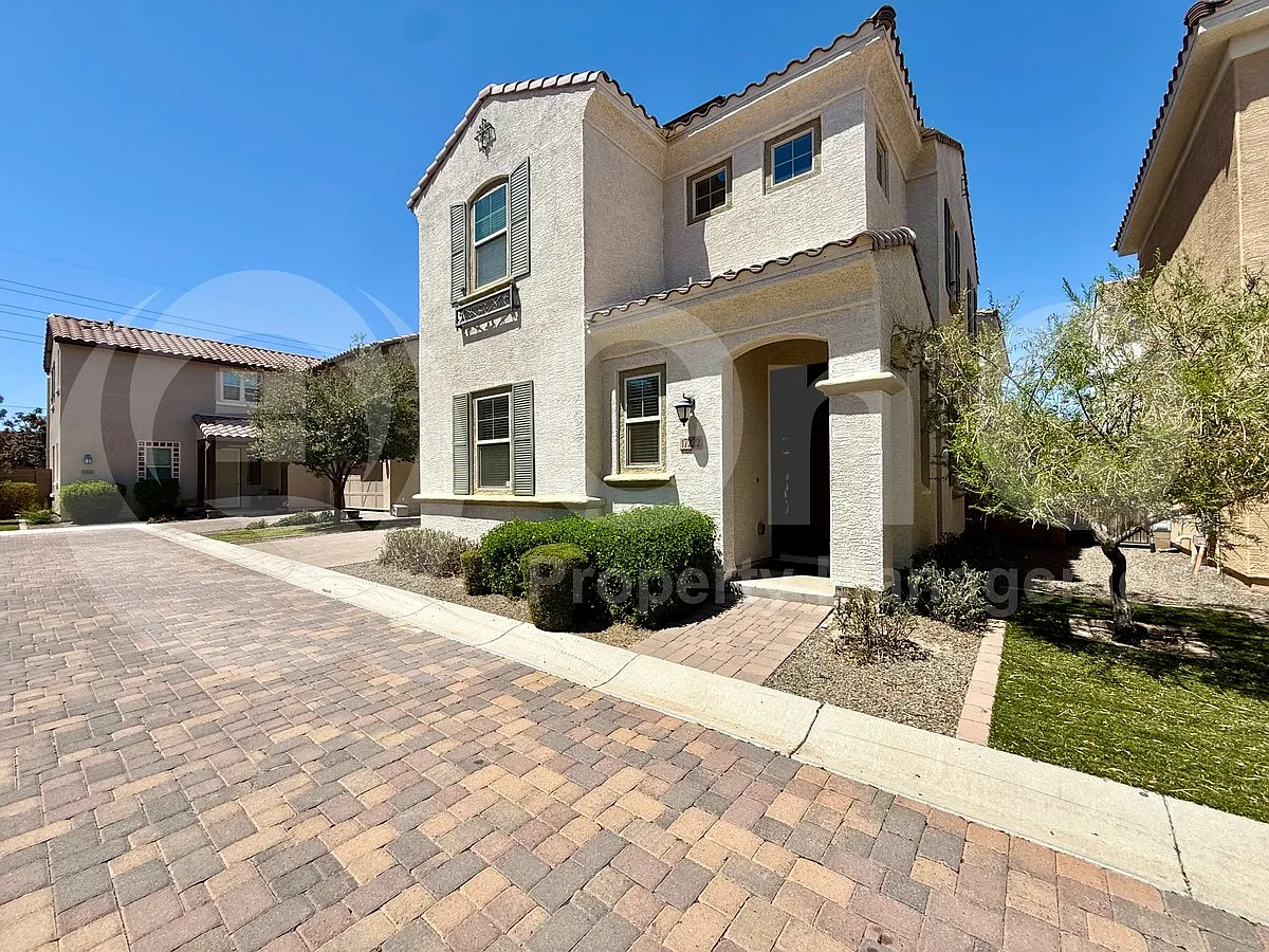 3 bed, 2.5 bath, 2100 sqft, $2,899 — Photo 4