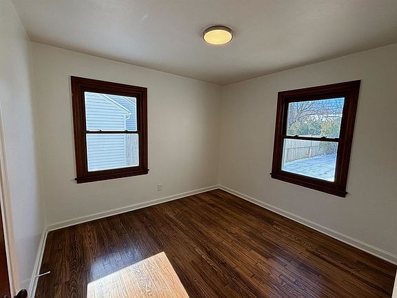 3rd image of 1057 N Edgemoor Dr