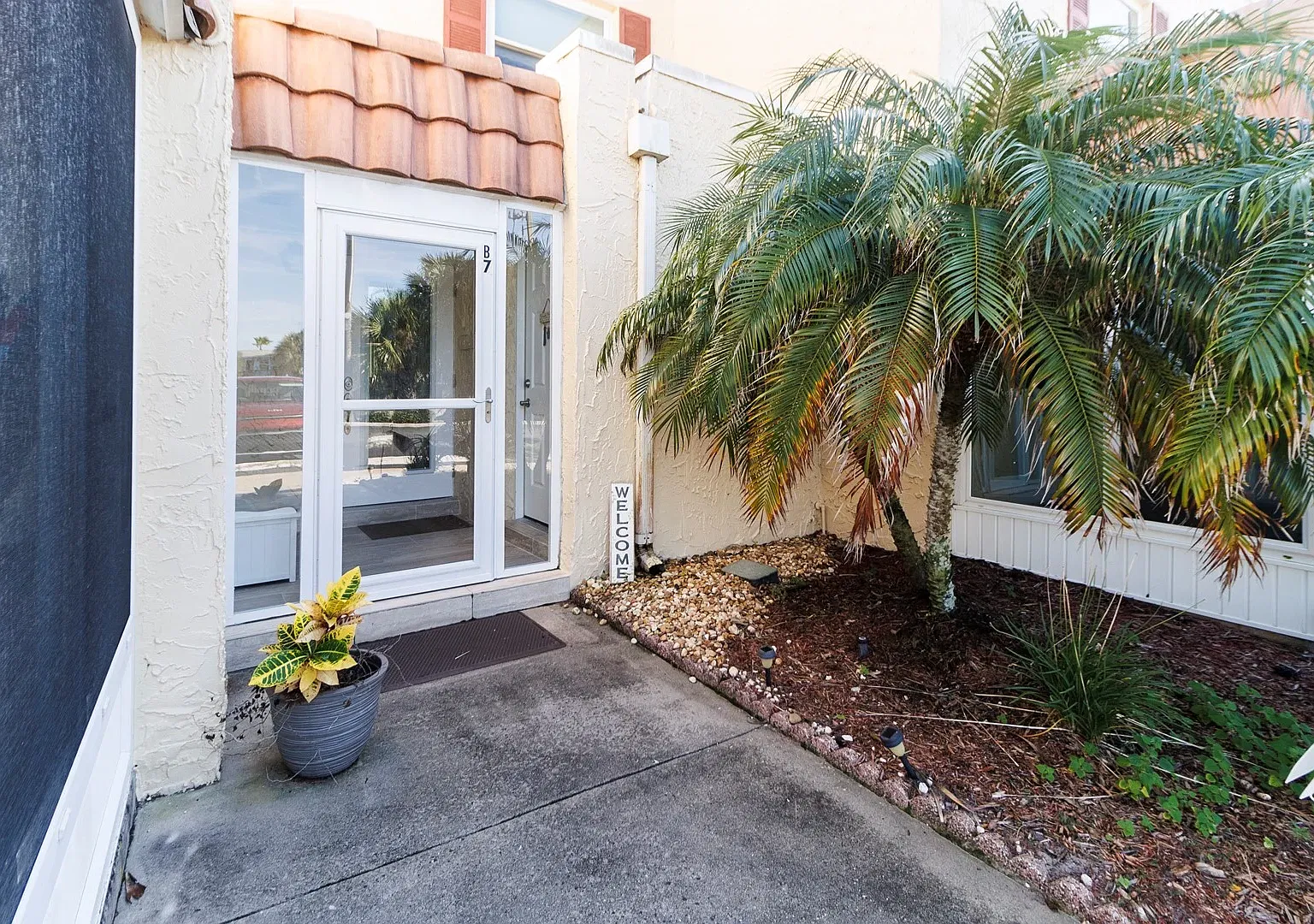 2 bed, 1045 sqft, $2,200 — Photo 1