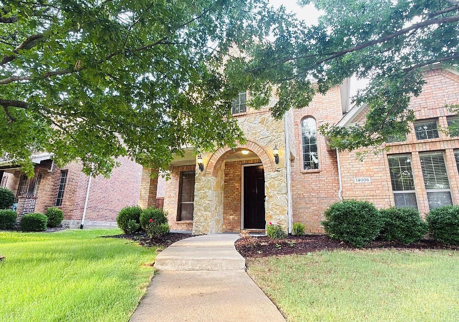 4 bed, 3264 sqft, $3,000 — Photo 2