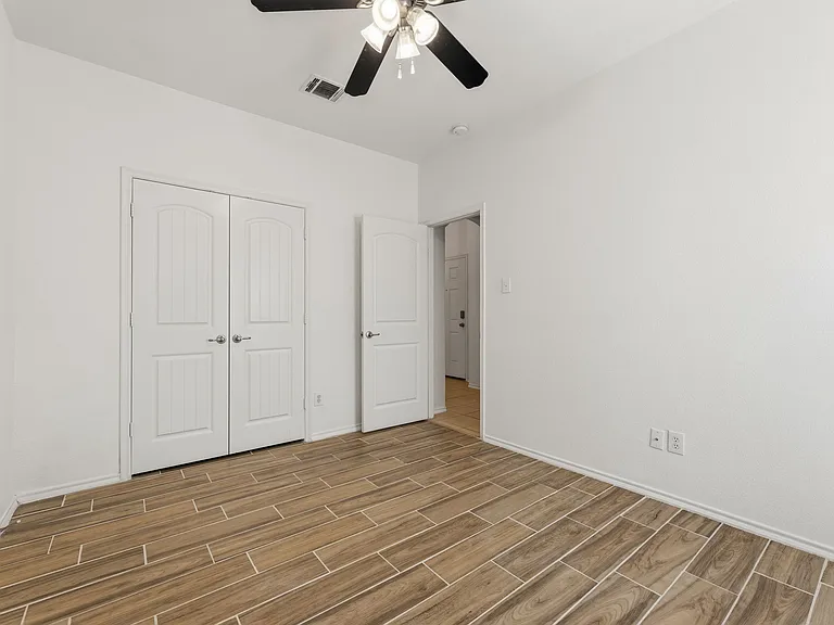 1011 Meadow Green Ct — Photo 10