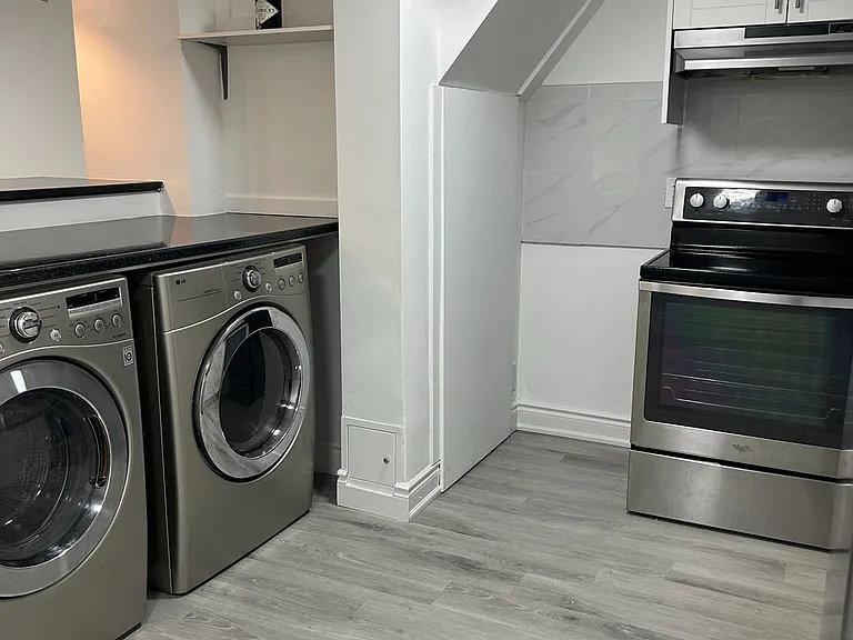 260 Britannia Ave #BASEMENT — Photo 4