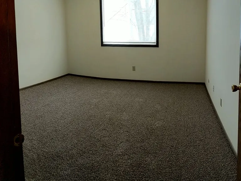 Windsor Crest Apartments — Photo 59