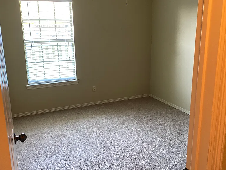 2857 N Seneca Ave — Photo 5