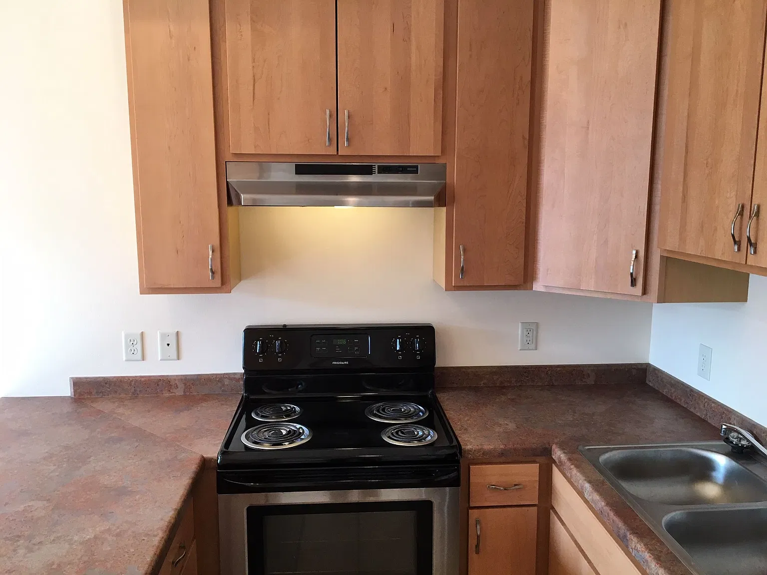 Sunny 3-bedroom townhouse available now! — Photo 1