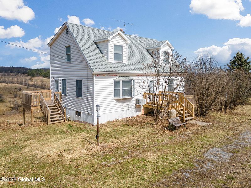 2nd image of 1507 Grovenors Corners Road