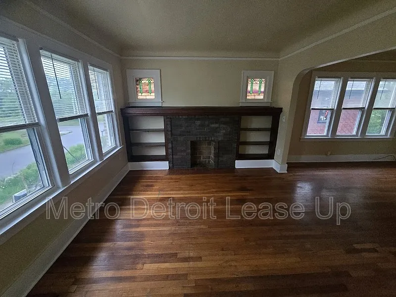 3 bed, 1.0 bath, $1,200 — Photo 2
