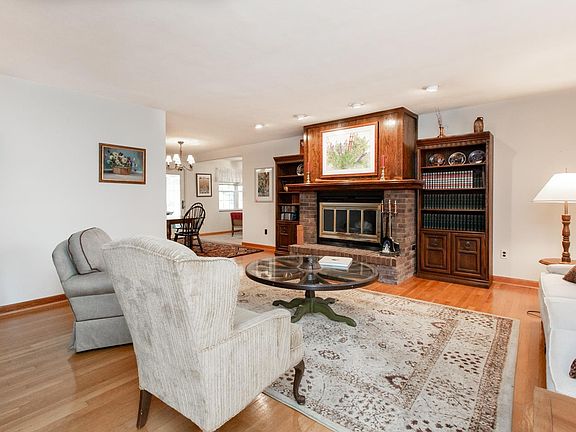 4th image of 309 Grant Dr