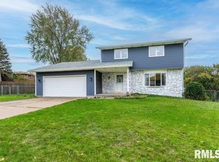 2305 Westberry Ct, Bettendorf, IA