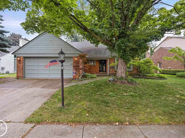 870 Crescent Ln, Grosse Pointe Woods, MI 48236